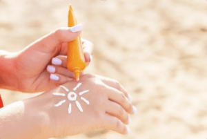 العناية بالبشرة قبل الإجراءات التجميلية: 10 خطوات أساسية لنتائج مذهلة وضع واقي الشمس SPF 30 كجزء من روتين العناية بالبشرة قبل الإجراءات التجميلية