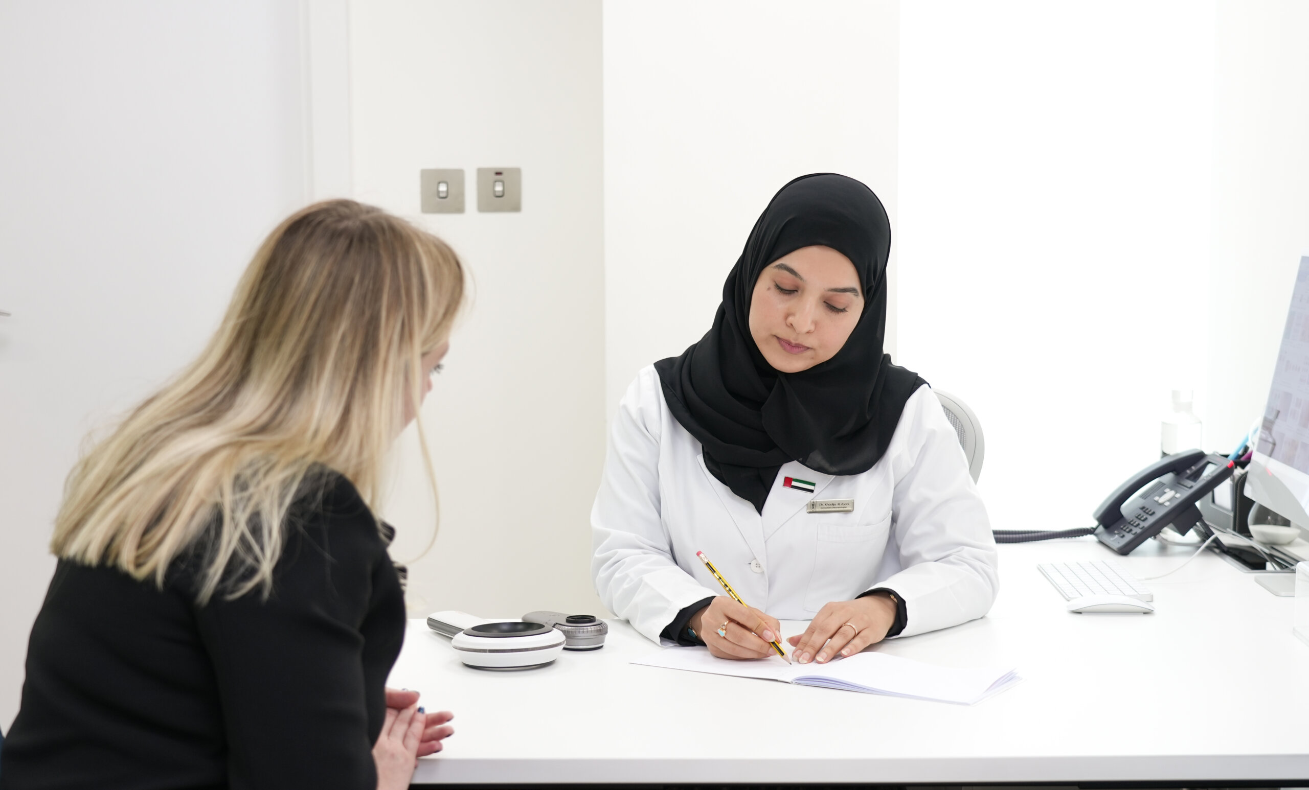 الدليل الشامل للبوتوكس والفيلر في أبوظبي د. خديجة الزعابي أفضل طبيبة جلدية في أبوظبي في عيادة هاوس أوف سكينكير بجزيرة ياس