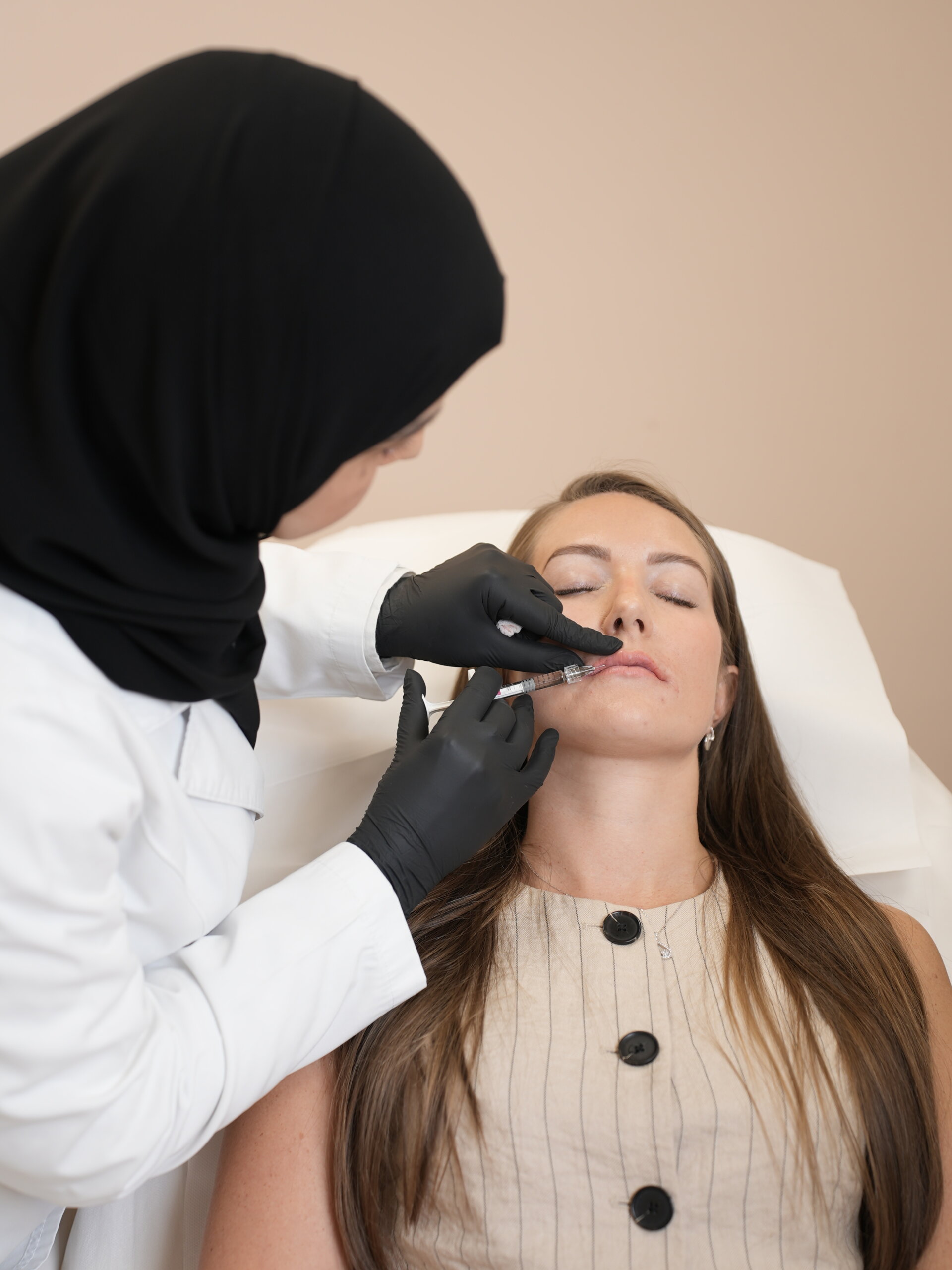 الدليل الشامل للبوتوكس والفيلر في أبوظبي حقن الفيلر الجلدي للشفاه والخدين في عيادة هاوس أوف سكينكير أبوظبي